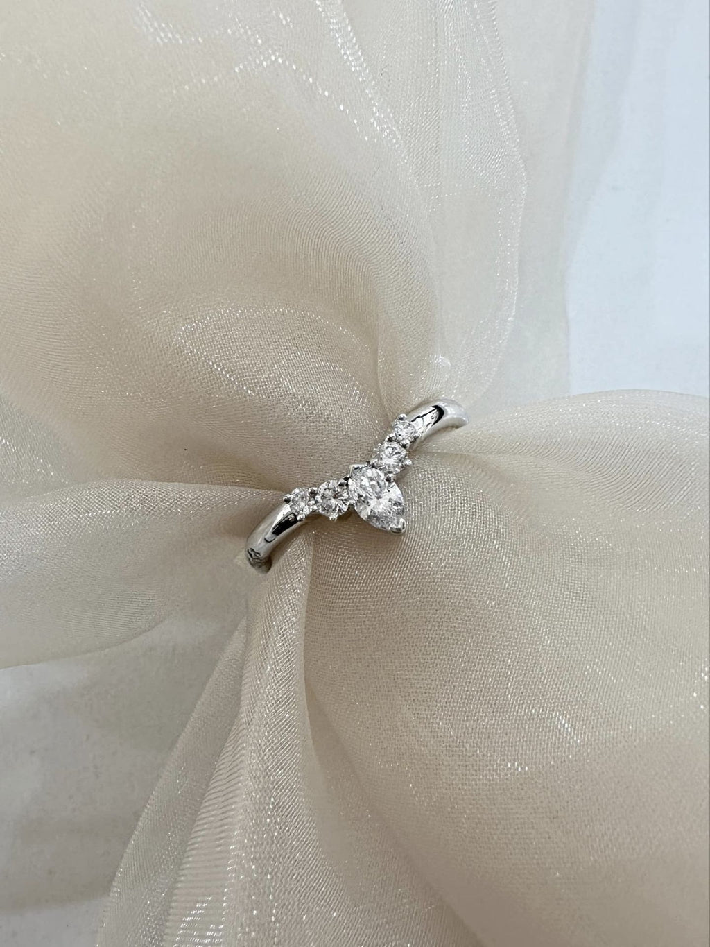 18ct White Gold Diamond Shaped Band