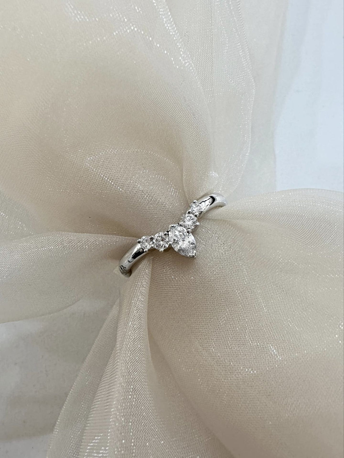 18ct White Gold Diamond Shaped Band