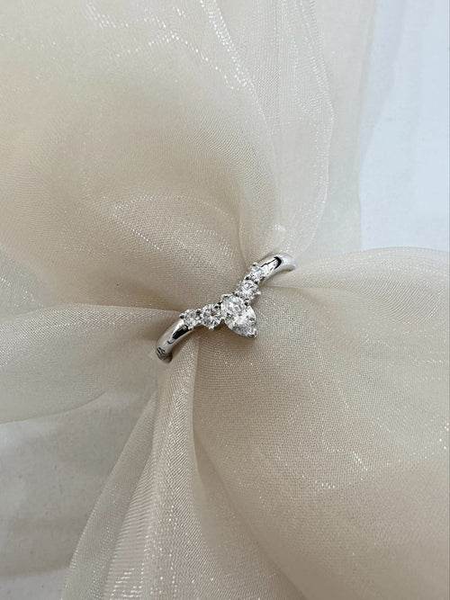 18ct White Gold Diamond Shaped Band