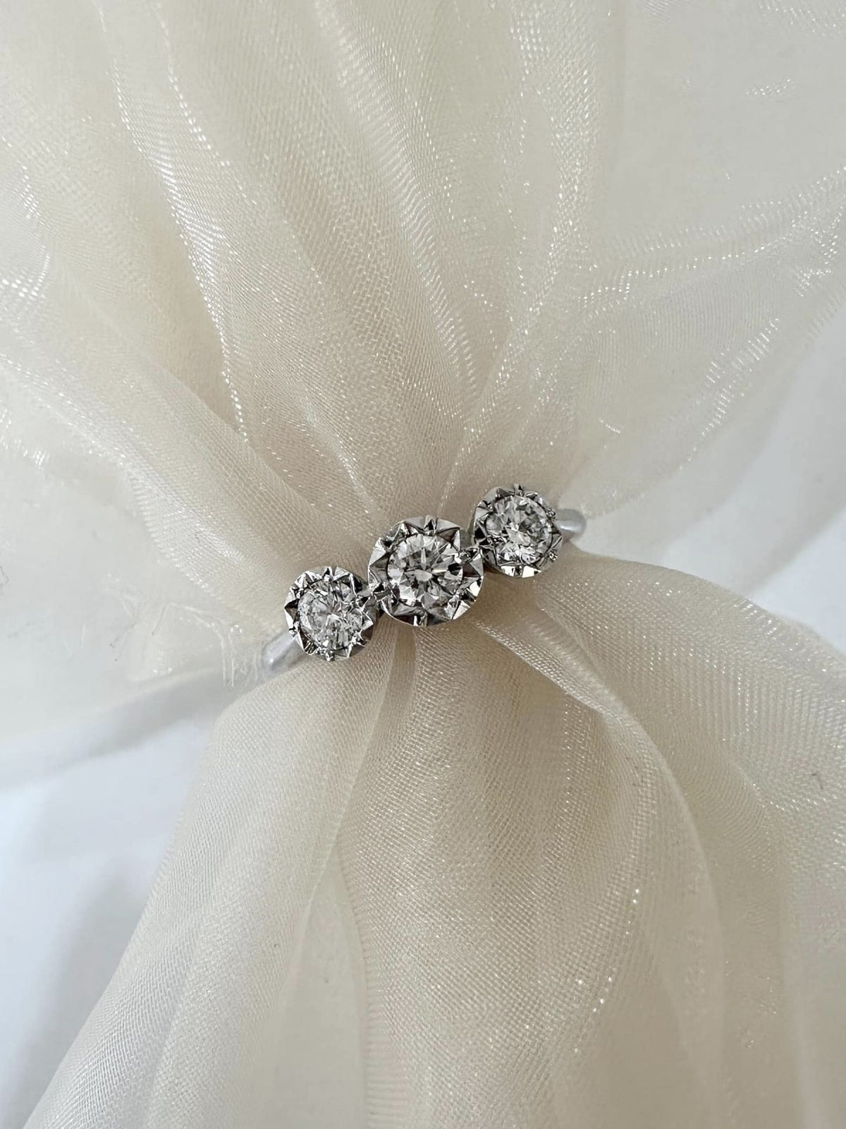 18ct White Gold Illusion Set Trilogy Diamond Ring 