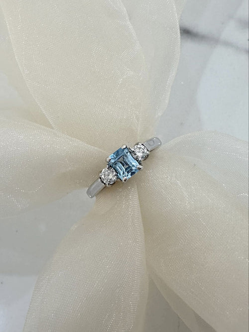 18ct White Gold Blue Topaz and Diamond Ring 