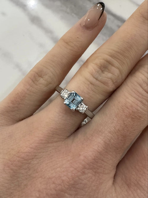 18ct White Gold Blue Topaz and Diamond Ring 