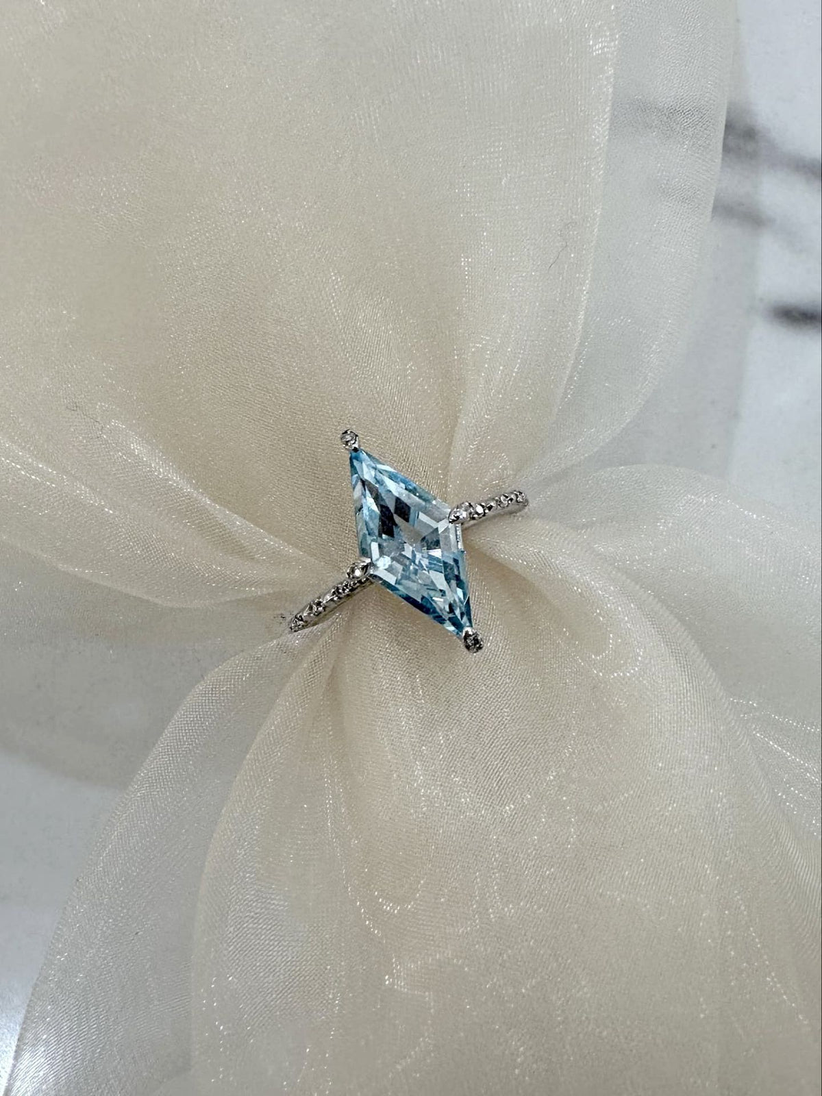 9ct White Gold Blue Topaz Kite Style Ring